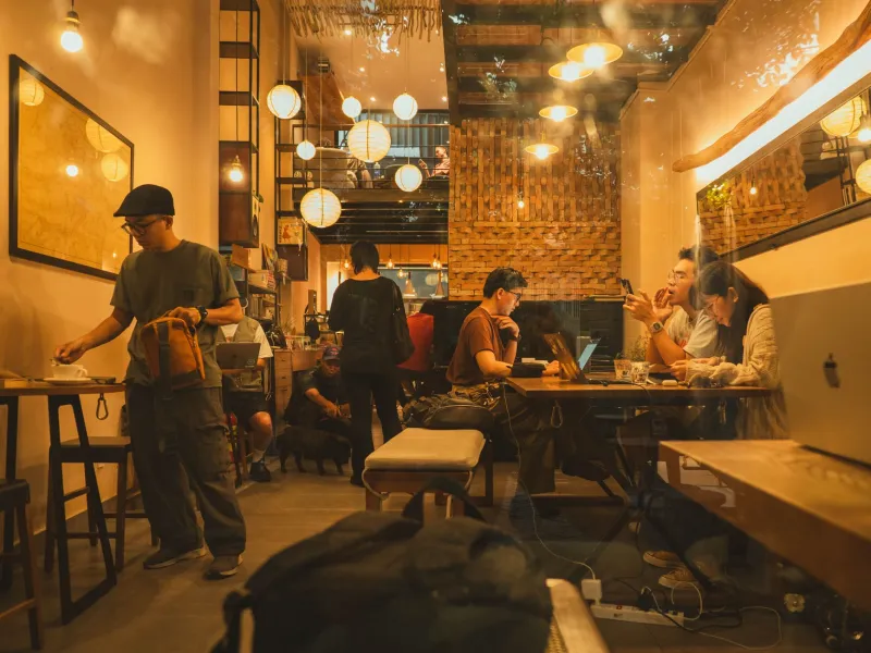 Small Rooms, Real People: Why Creators Are Ditching the Feed for Intimate Digital Spaces